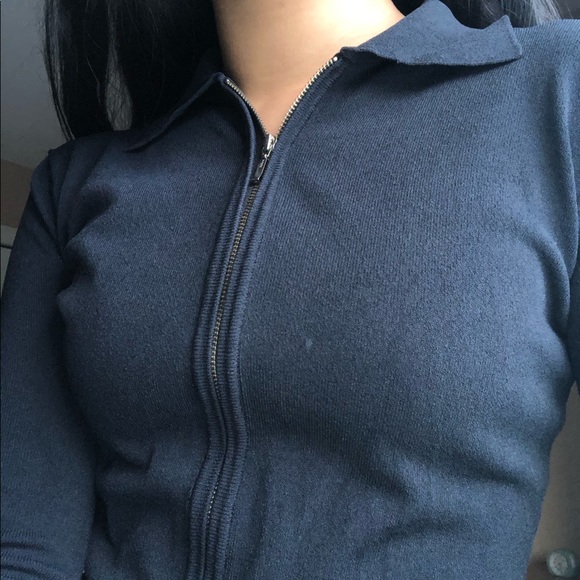 Collared jacket with gold zipper. - Picture 2 of 3